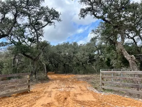270 Cr 120, Hallettsville, TX 77964