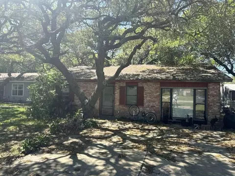 231 N 7th St, Aransas Pass, TX 78336