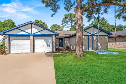 318 Bayridge Dr, League City, TX 77573