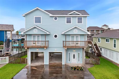 1110 Papeete St, Tiki Island, TX 77554