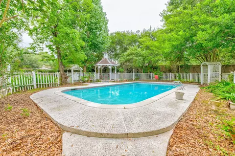 104 Misty Brook Ln, League City, TX 77573