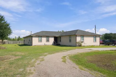 536 Agnes St, El Campo, TX 77437