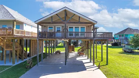 854 Palmetto Dr, Crystal Beach, TX 77650