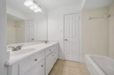 Bath - 9718 Oxted Ln, Spring, TX 77379 photo 5 of 6