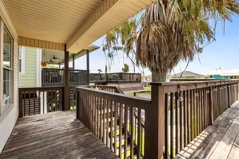 436 Pompano St, Bayou Vista, TX 77563