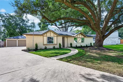 903 Chetwood Cir, League City, TX 77573