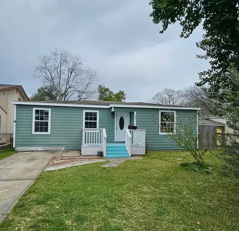 820 12th Ave N, Texas City, TX 77590