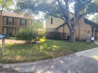 19 Rocky Ln, Houston, TX 77040