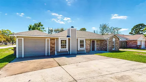 4914 29th St, Dickinson, TX 77539