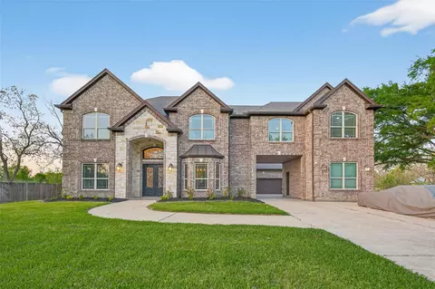 633 Crenshaw Rd, Pasadena, TX 77504