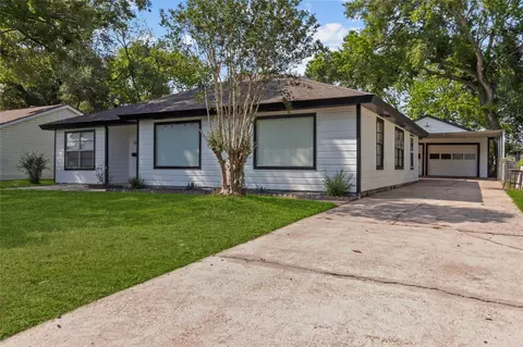 1006 S Shepherd Dr, Baytown, TX 77520