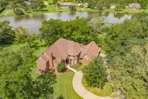 113 Rosewood St, Lake Jackson, TX 77566