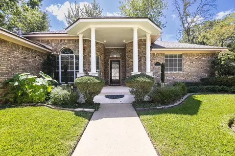 104 Peach Tree St, Huntsville, TX 77320