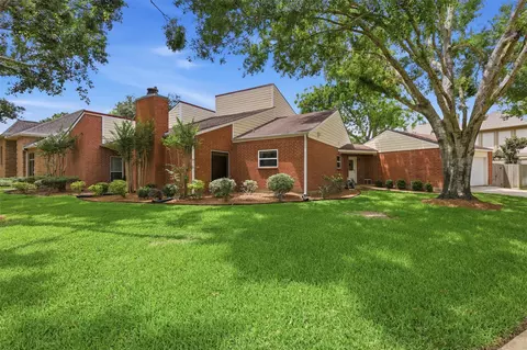 1022 Trapper Hill Dr, Houston, TX 77077