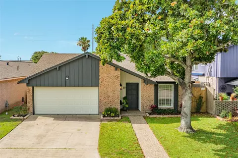 15 Tradewinds Dr, Galveston, TX 77554