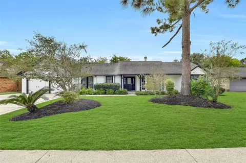 807 Sandringham Dr, Friendswood, TX 77546