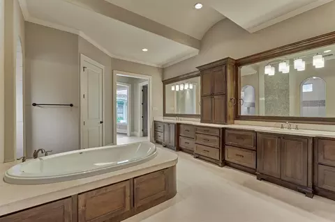 Bath - 25 Post Shadow Estate Dr, Spring, TX 77389 photo 4 of 8