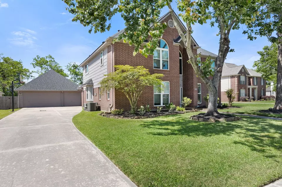 Exterior - 402 Windsor Dr, Friendswood, TX 77546 photo 2 of 6