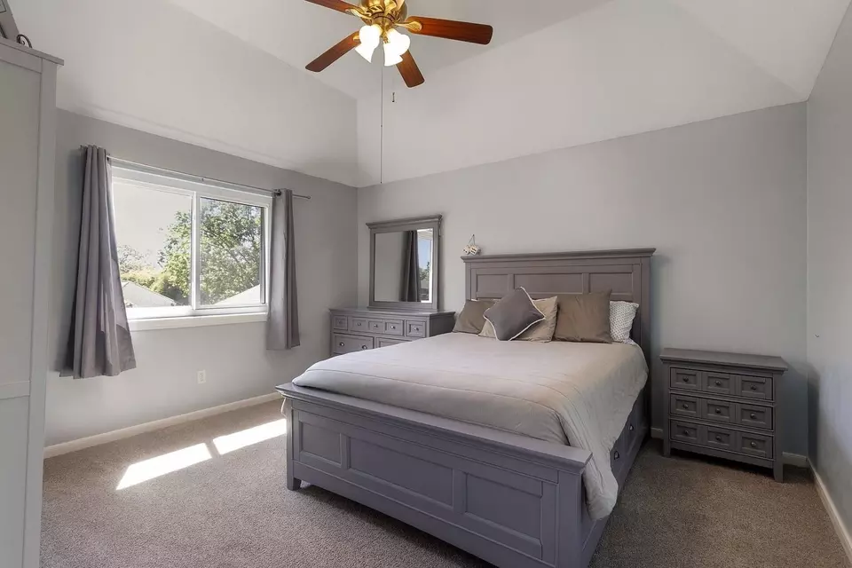 Bedroom - 402 Windsor Dr, Friendswood, TX 77546 photo 5 of 7