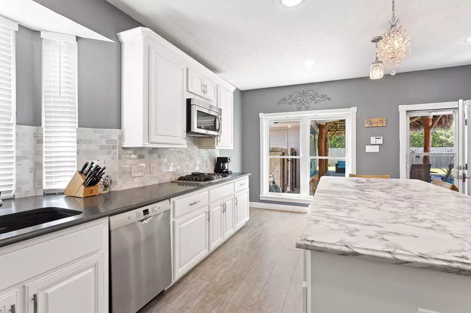 Kitchen - 402 Windsor Dr, Friendswood, TX 77546 photo 2 of 5