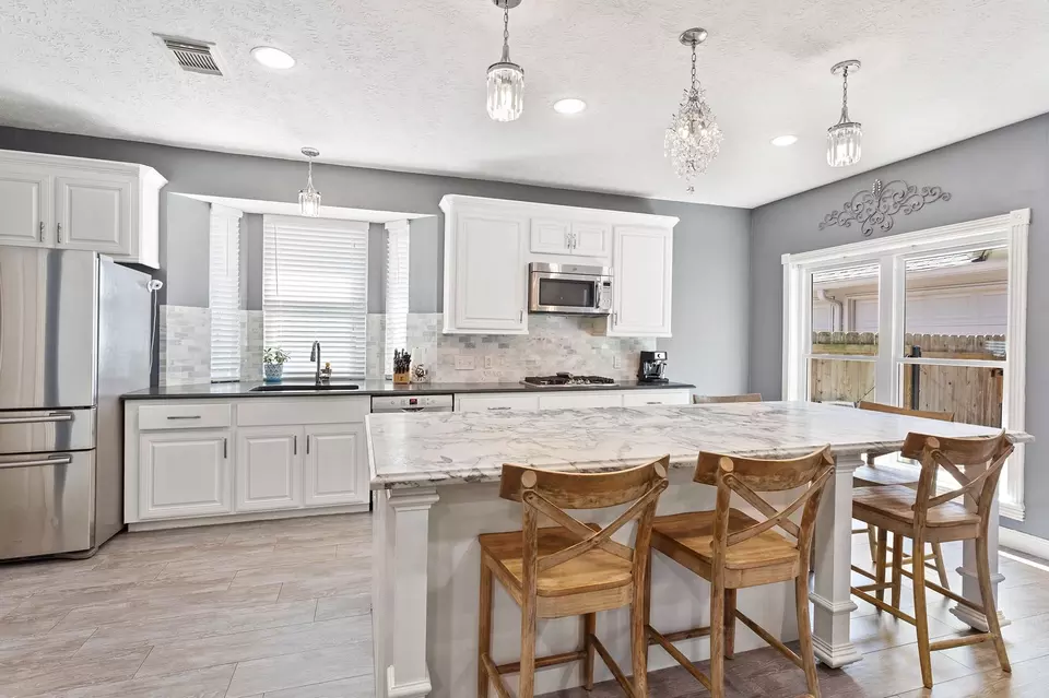 Kitchen - 402 Windsor Dr, Friendswood, TX 77546 photo 3 of 5