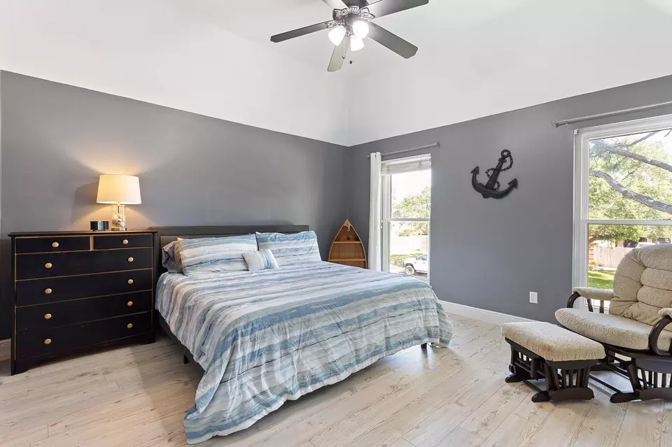 Bedroom - 402 Windsor Dr, Friendswood, TX 77546 photo 3 of 7
