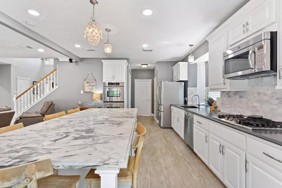 Kitchen - 402 Windsor Dr, Friendswood, TX 77546 photo 4 of 5