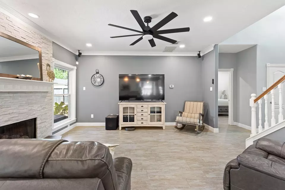 Living - 402 Windsor Dr, Friendswood, TX 77546 photo 1 of 2