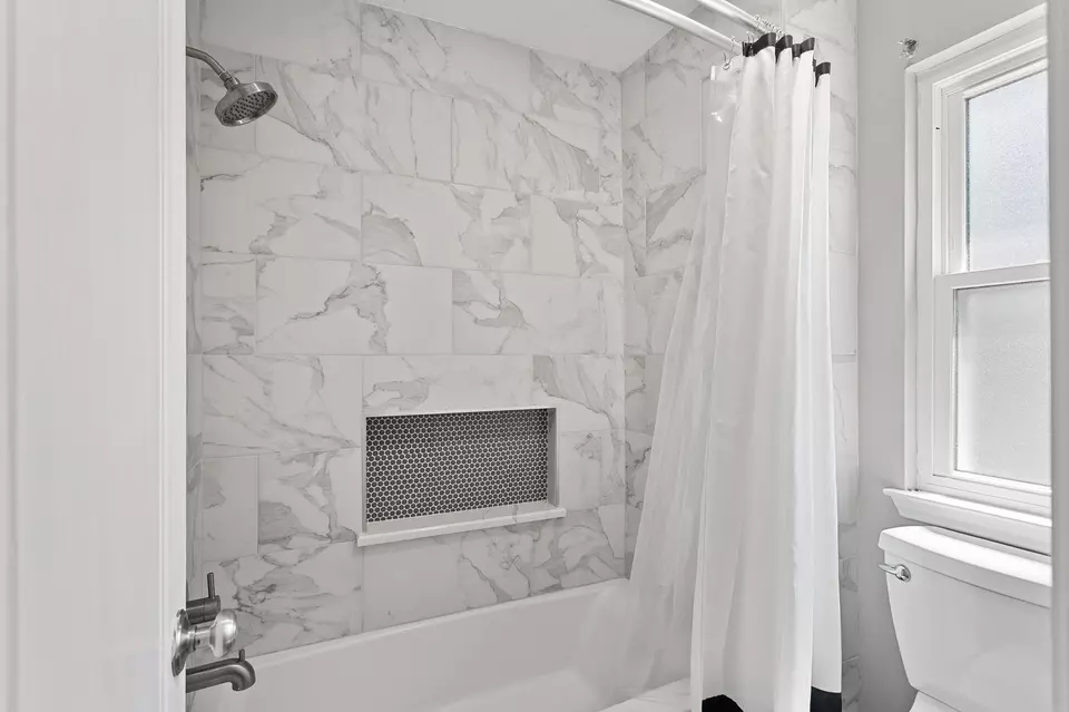 Bath - 402 Windsor Dr, Friendswood, TX 77546 photo 6 of 6