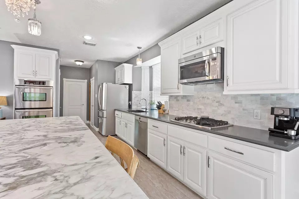 Kitchen - 402 Windsor Dr, Friendswood, TX 77546 photo 1 of 5