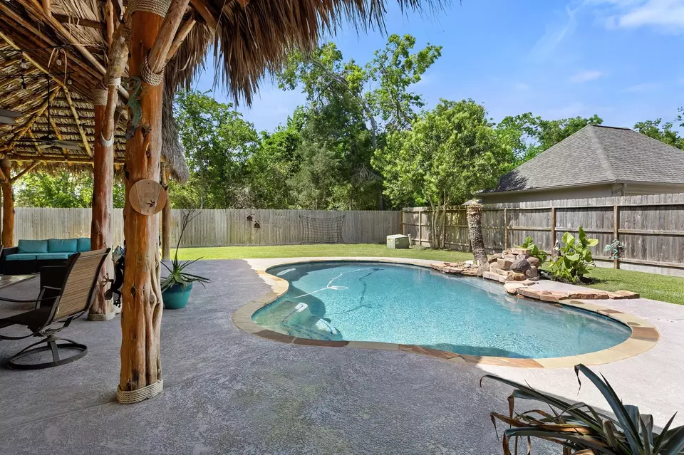 Exterior - 402 Windsor Dr, Friendswood, TX 77546 photo 4 of 6