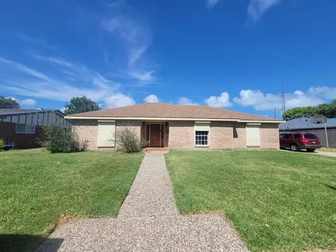2626 Beluche Dr, Galveston, TX 77551