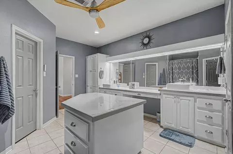 Bath - 20 Chuckwagon Ct, Angleton, TX 77515 photo 2 of 5