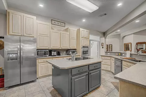 Kitchen - 20 Chuckwagon Ct, Angleton, TX 77515 photo 3 of 4