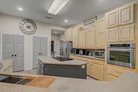 Kitchen - 20 Chuckwagon Ct, Angleton, TX 77515 photo 4 of 4