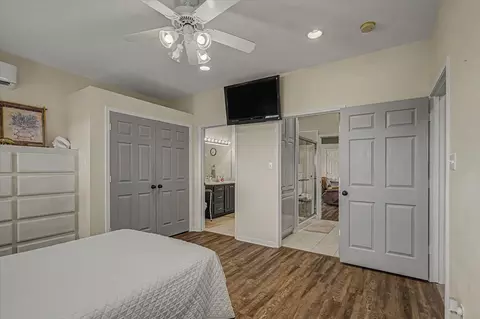 Bedroom - 20 Chuckwagon Ct, Angleton, TX 77515 photo 5 of 5