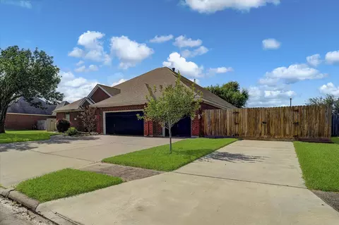 Exterior - 20 Chuckwagon Ct, Angleton, TX 77515 photo 6 of 7