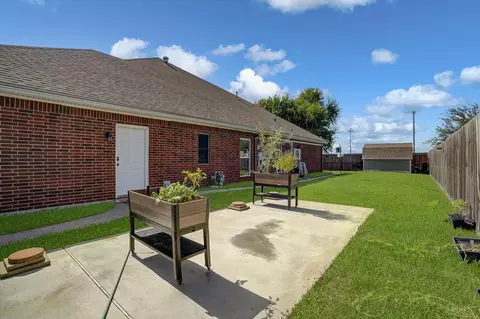 Exterior - 20 Chuckwagon Ct, Angleton, TX 77515 photo 5 of 7