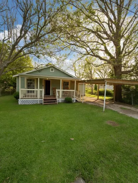 911 Kemp St, Boling, TX 77420