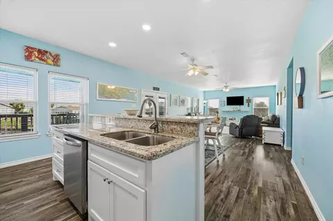 Kitchen - 161 Four Master Rd, Freeport, TX 77541 photo 4 of 4