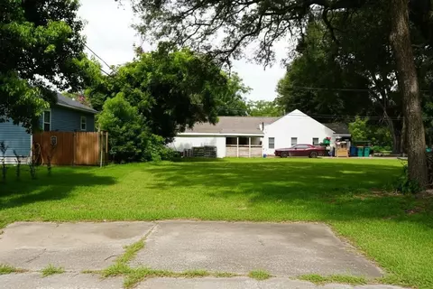 2606 N Houston Dr, La Marque, TX 77568