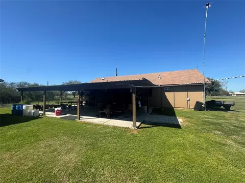 Exterior - 1904 Dodge Ln, Wallis, TX 77485 photo 3 of 4