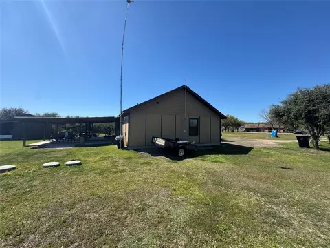 Exterior - 1904 Dodge Ln, Wallis, TX 77485 photo 4 of 4