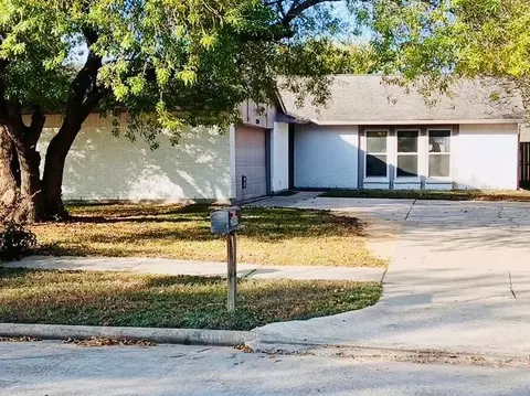 2808 Pinewood Dr, League City, TX 77573