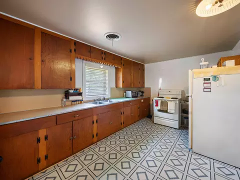 Kitchen - 1108 Ricks Rd, Lufkin, TX 75901 photo 2 of 2
