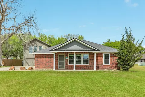 318 S Amherst Dr, West Columbia, TX 77486