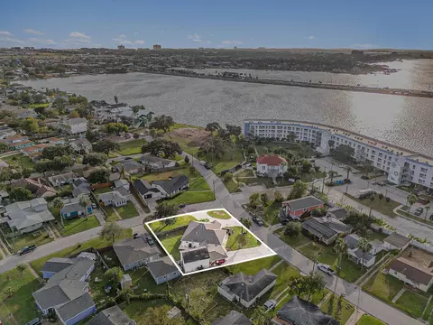 1310 Bayou Shore Dr, Galveston, TX 77551