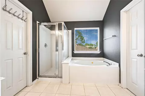 Bath - 6410 Sparrows Glen Ln, Spring, TX 77379 photo 4 of 6