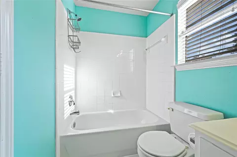 Bath - 6410 Sparrows Glen Ln, Spring, TX 77379 photo 6 of 6