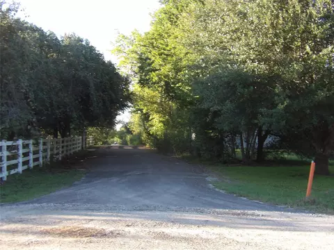 Exterior - 6576 Carrell St, Shiro, TX 77876 photo 2 of 3